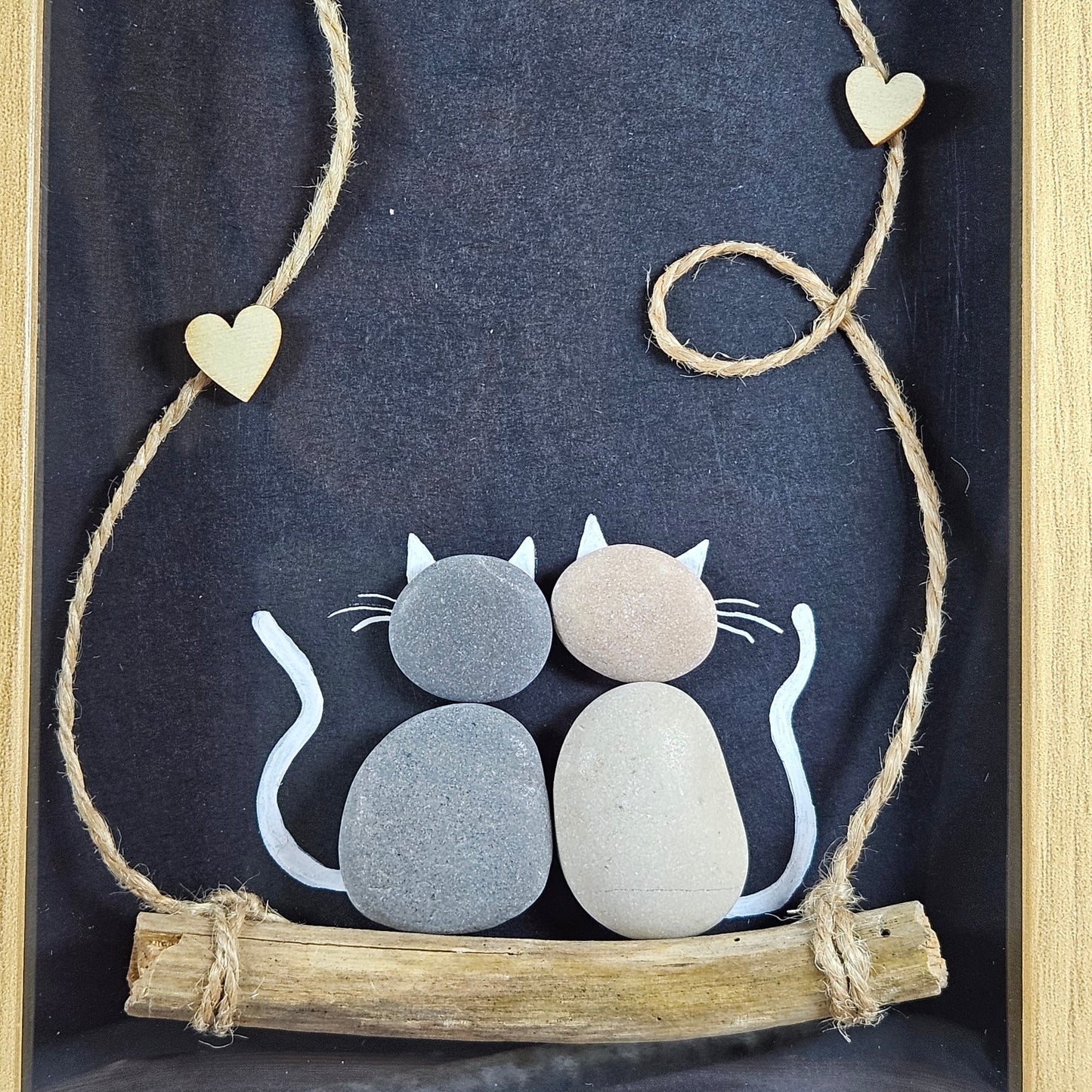 Chats perchés, cœurs liés