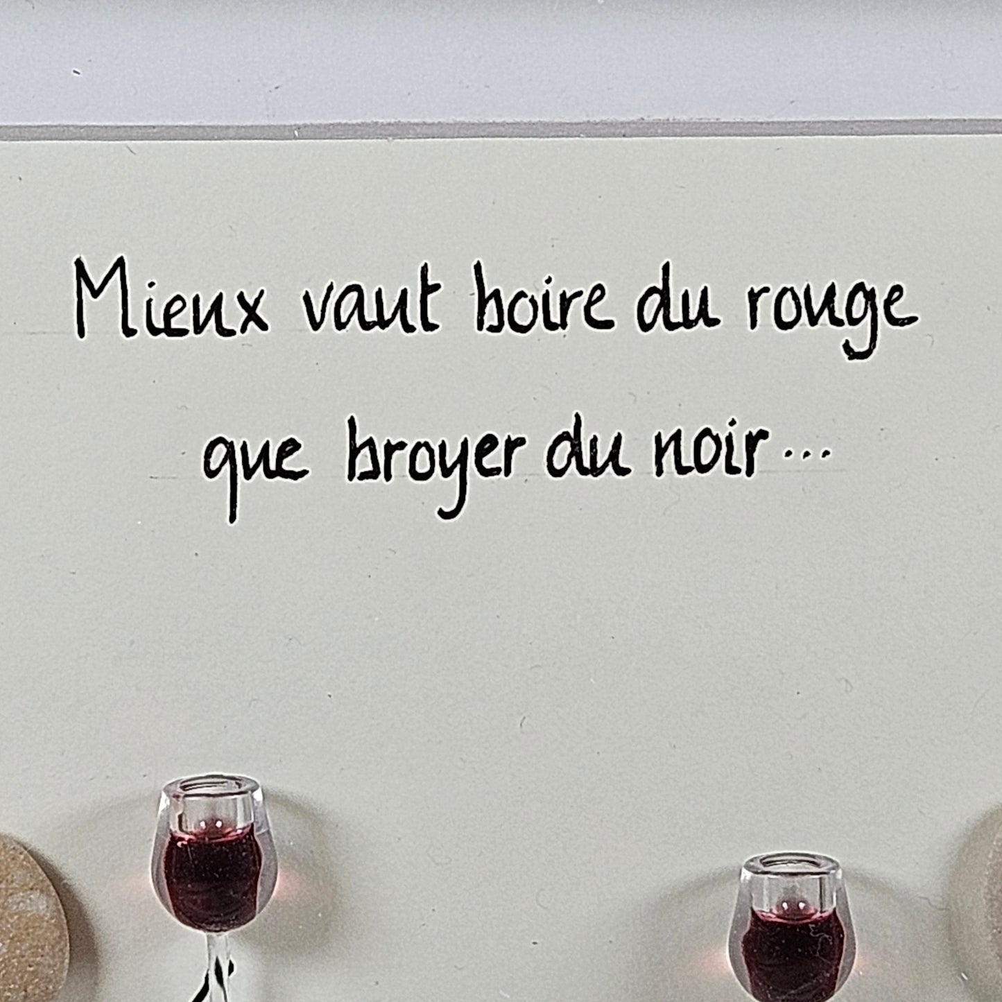 Boire du rouge… plutôt que broyer du noir !